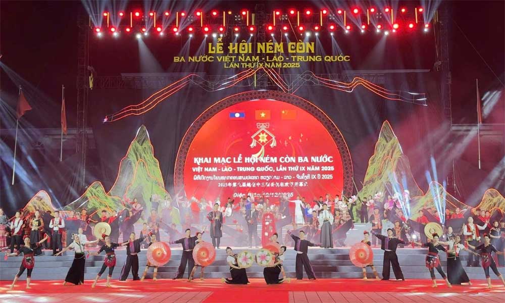 Con throwing festival highlights cross-border solidarity, culture